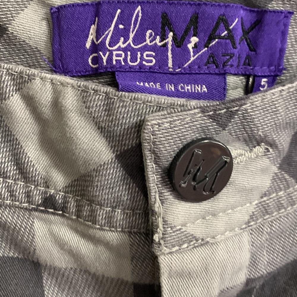 Miley Cyrus Mini - Picture 2 of 4